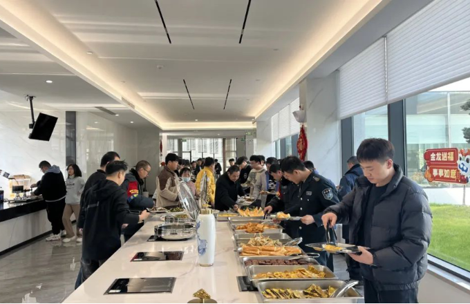 温暖迎春  共庆新年｜尊龙凯时人生就是搏光电后勤包管在行动