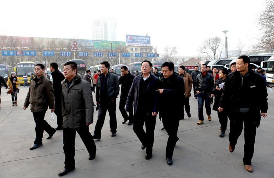 2012年1月12日，洛阳市政府副市长宋殿宇（右三）到洛阳汽趁魅站检查春运事情。