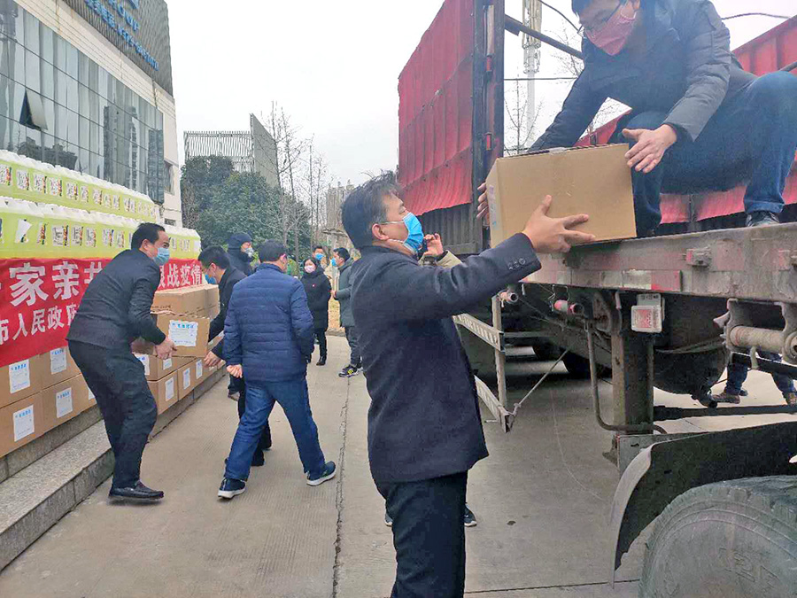 2月15日尊龙凯时集团卖力运送洛阳市志愿信阳防疫物资